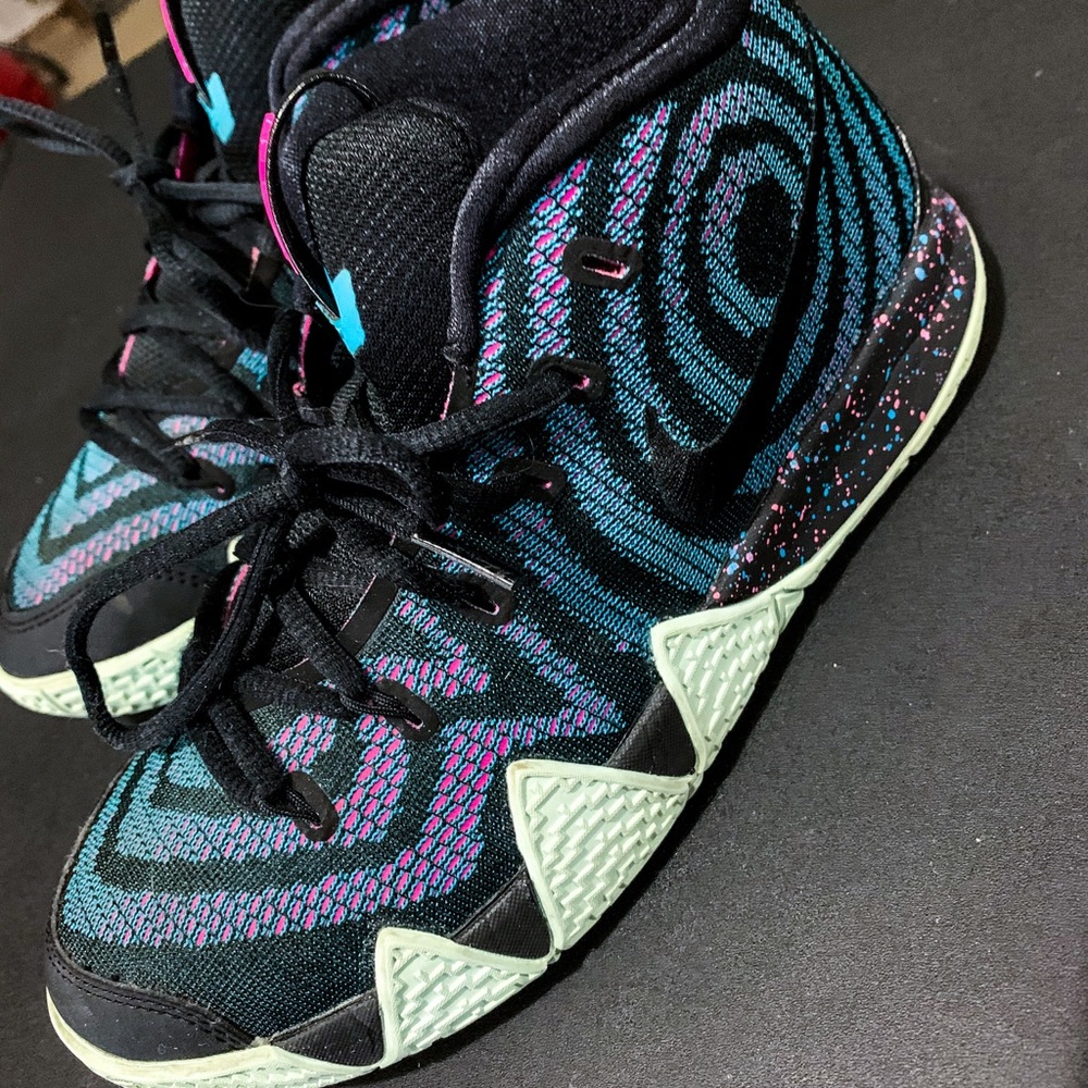 Kyrie 4 Decades Edition 80’s Size 5.5